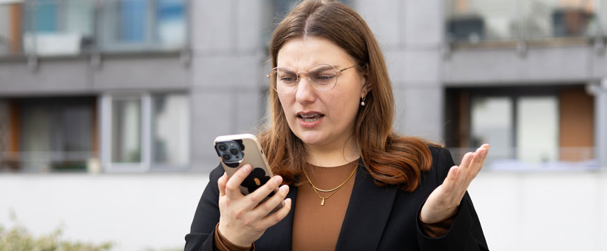 Girl on the Phone, Confused